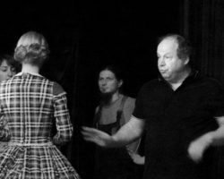 Режиссер Дмитрий Астрахан репетирует "Лондонский треугольник"